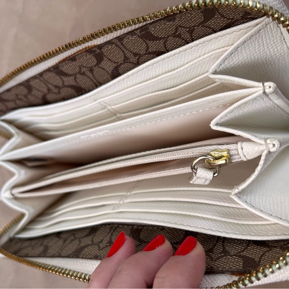 Coach Crossgrain leather accordion zip wallet in chalk/gold - Picture 10 of 11